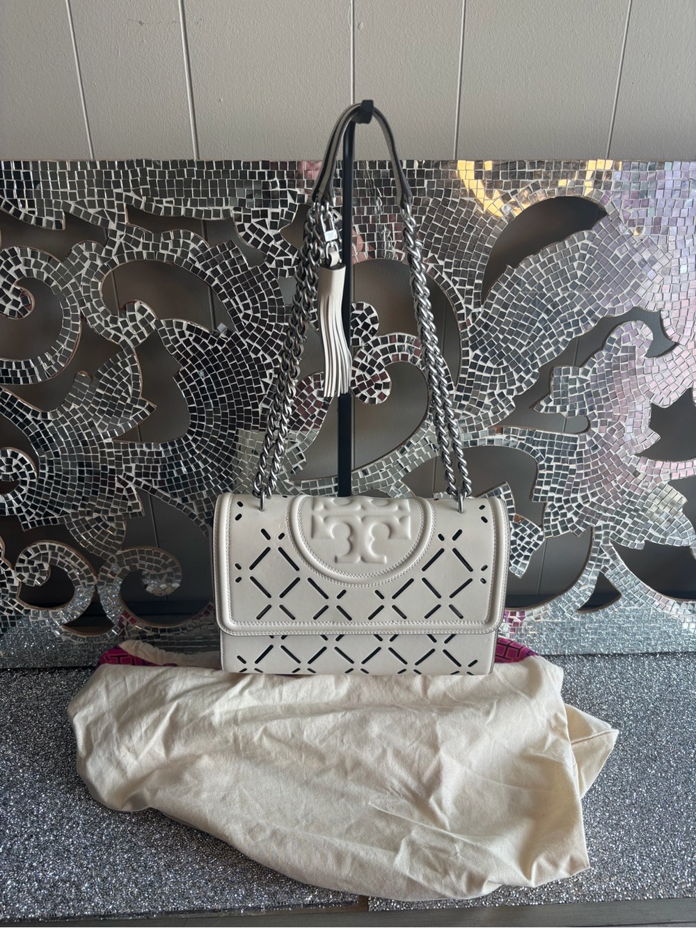🌟Tory‎ Burch Fleming White Perforated Leather Shoulder Bag with Chain Straps